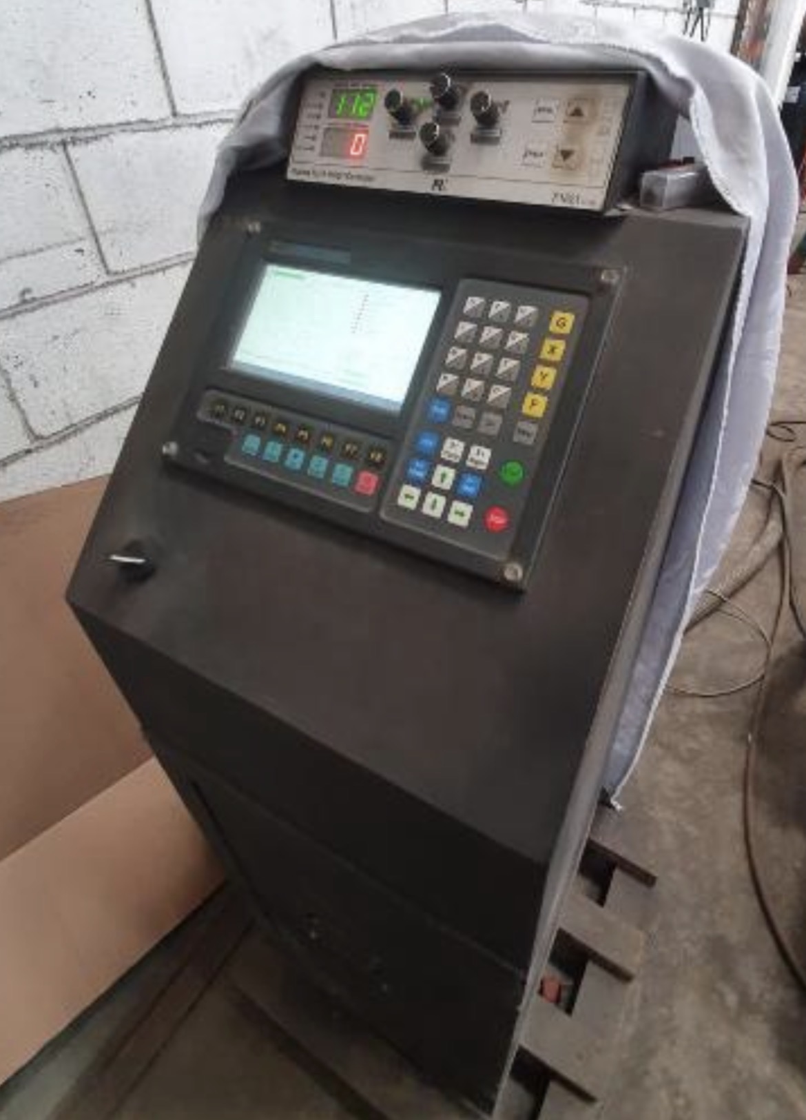 Mesa CNC de corte por plasma sobre placa de acero