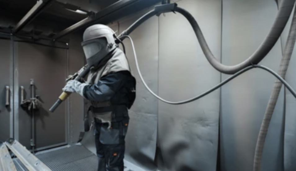 Cabina de sand blast industrial con equipo de protección