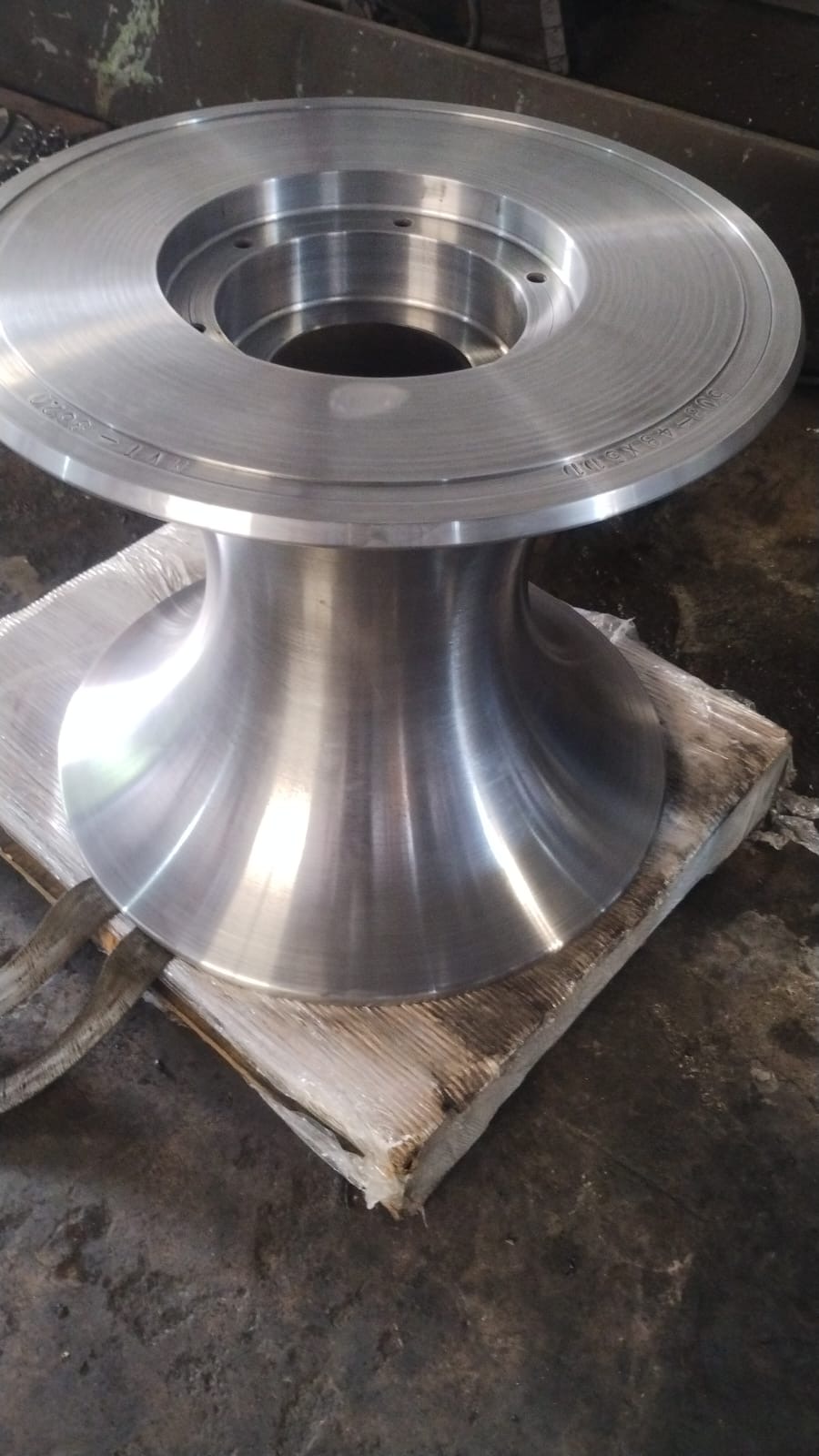 Pieza de aluminio maquinada con acabado de precisión