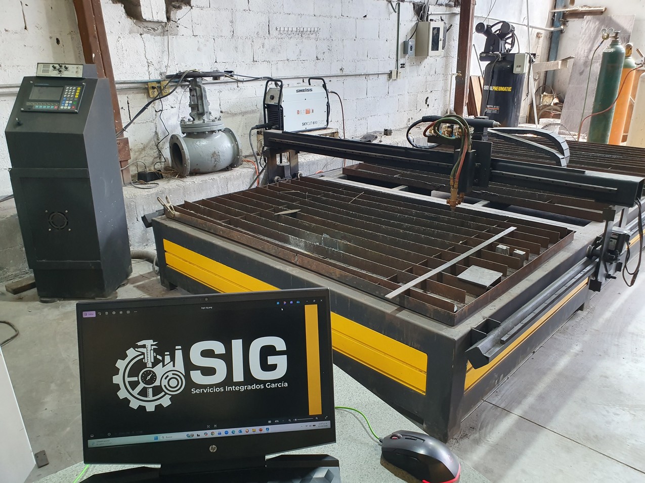 Máquina de corte CNC por plasma trabajando sobre placa de acero