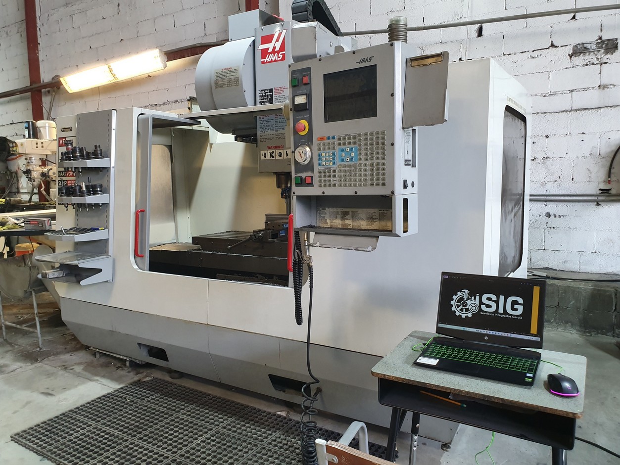 Centro de maquinado CNC en operación en la planta de SIG