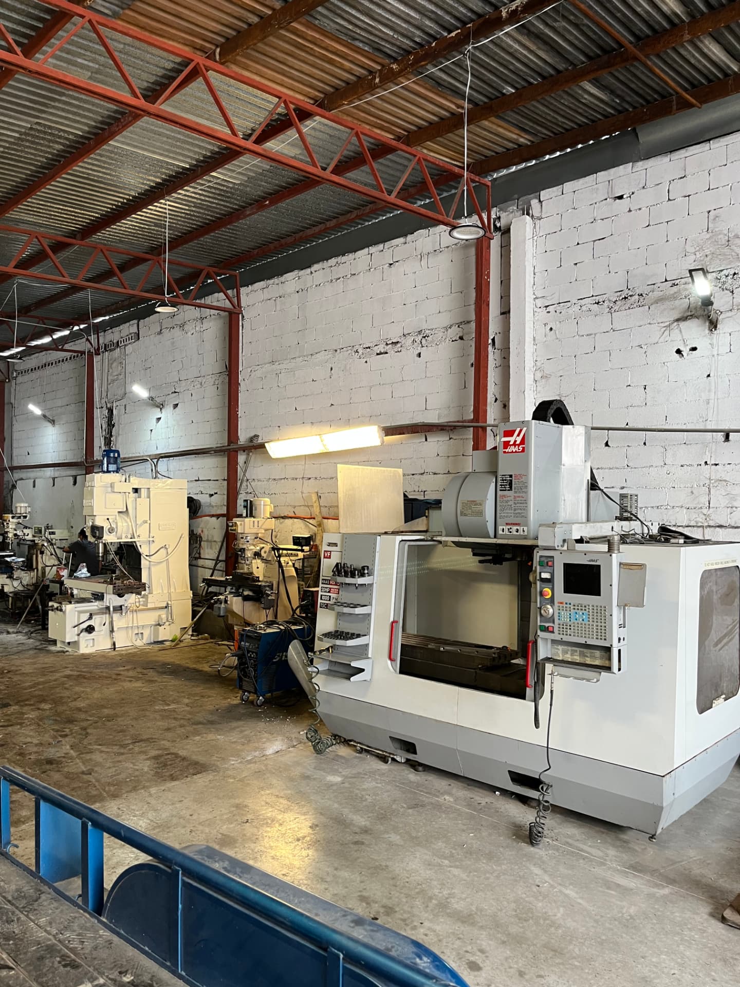 Área de maquinado con equipos CNC y convencionales